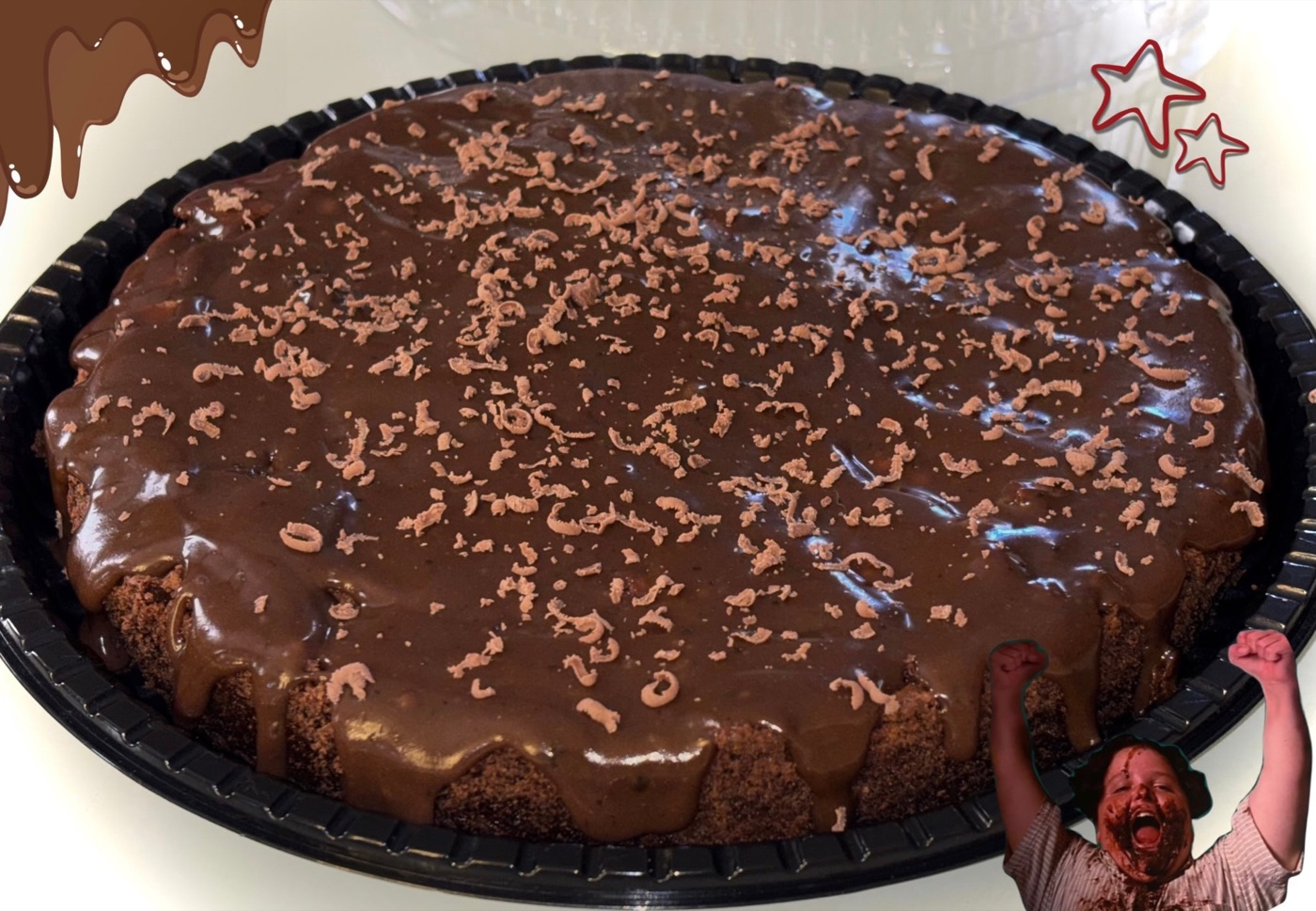 Torta de brownie com cobertura de chocolate e raspas
